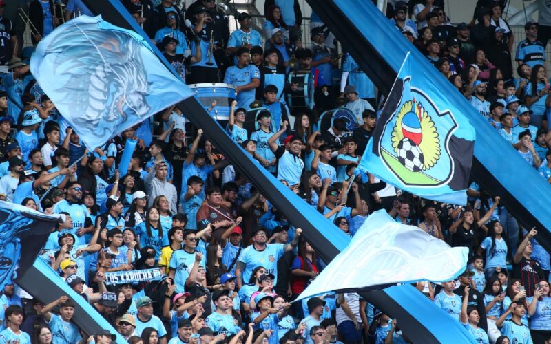 Hinchada de Deportes Iquique en el Estadio Tierra de Campeones