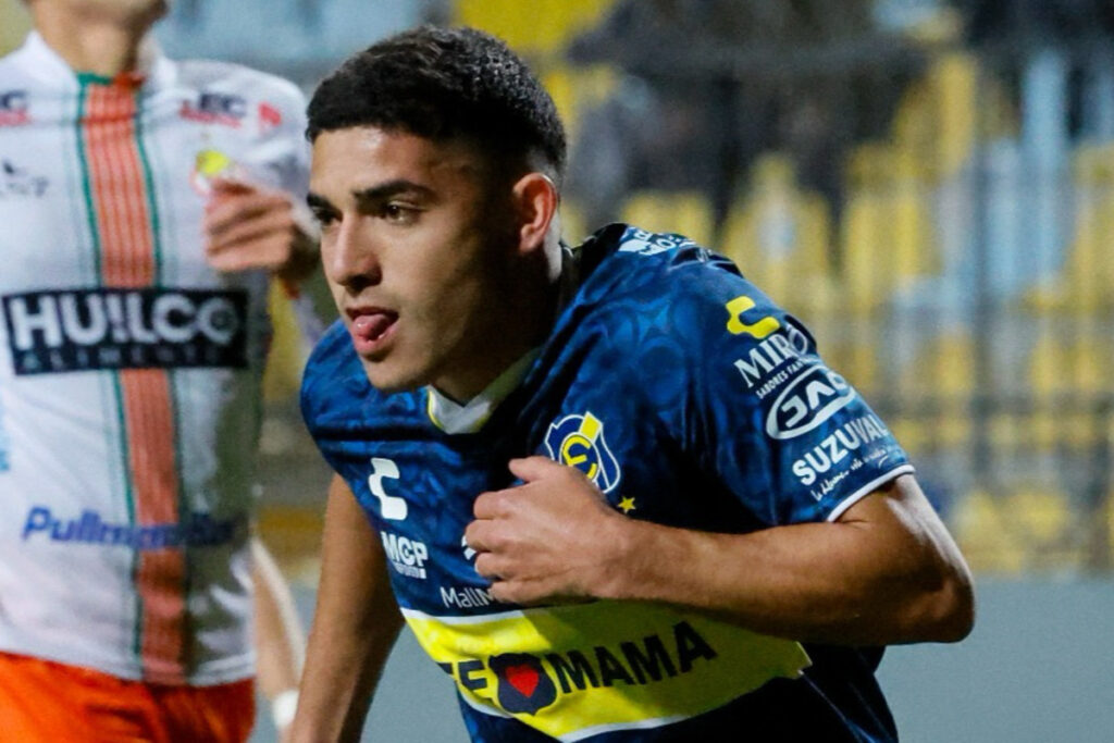 El jugador de Everton Braian Martínez celebra su gol contra Cobresal.