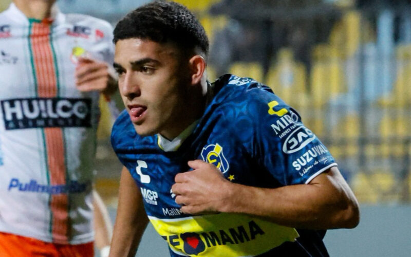 El jugador de Everton Braian Martínez celebra su gol contra Cobresal.