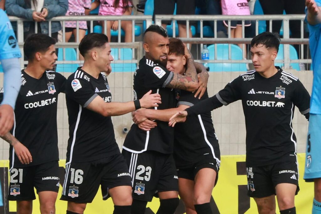 Jugadores de Colo-Colo abrazados celebrando un gol contra Deportes Iquique