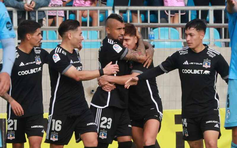 Jugadores de Colo-Colo abrazados celebrando un gol contra Deportes Iquique