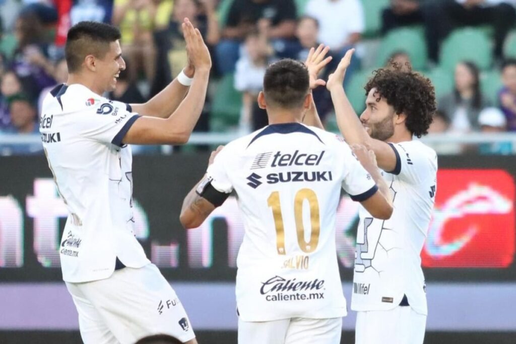 Pumas celebrando un gol con Eduardo Salvio en el fútbo mexicano.