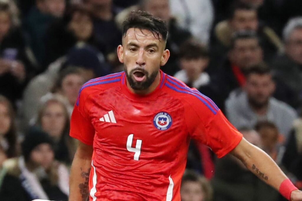 Primer plano a Mauricio Isla con la camiseta de la Selección Chilena