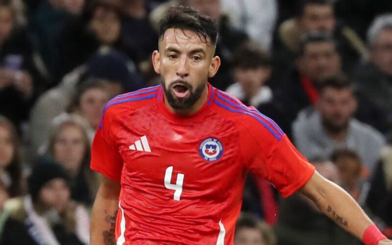 Primer plano a Mauricio Isla con la camiseta de la Selección Chilena