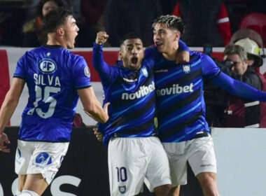 Jugadores de Huchipato celebrando un gol frente a Estudiantes de La Plata