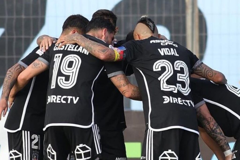 Plantel de Colo-Colo abrazado celebrando un gol en Iquique.