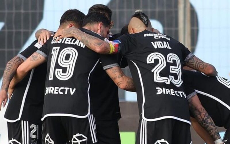 Plantel de Colo-Colo abrazado celebrando un gol en Iquique.