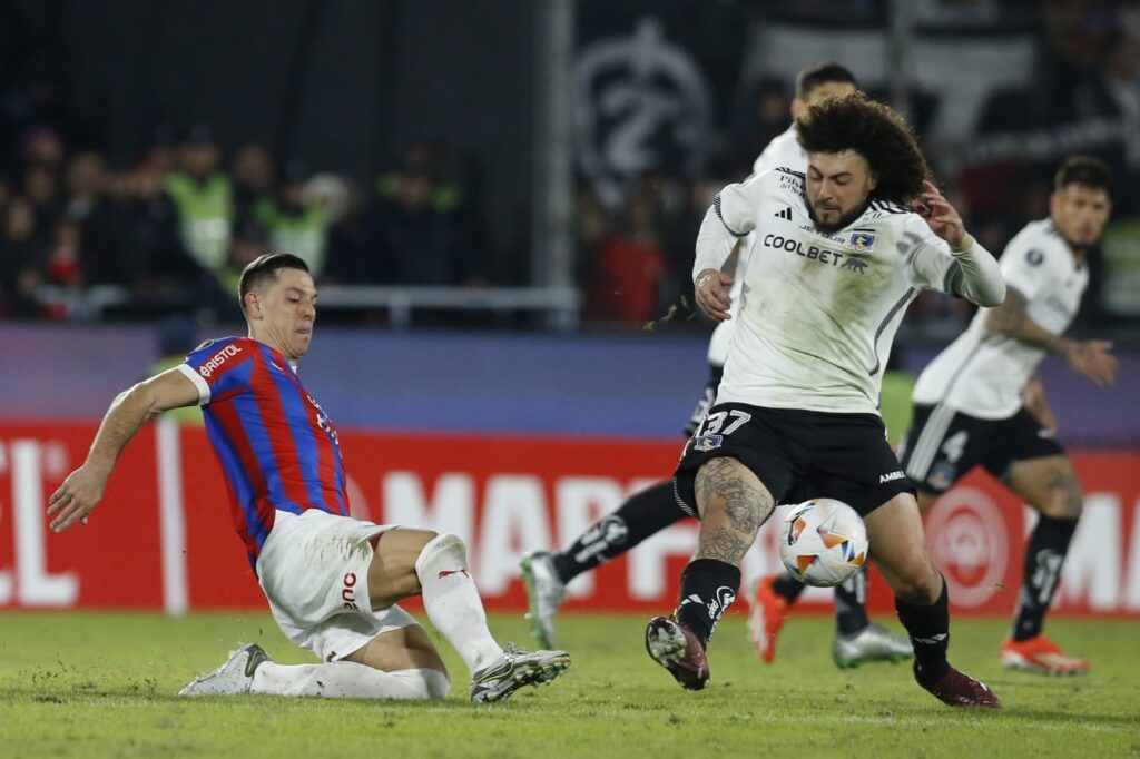 Maximiliano Falcón en el partido de Colo-Colo vs Cerro Porteño