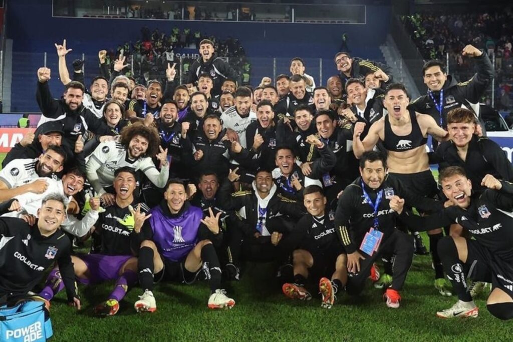 Colo-Colo celebrando la clasifiación a octavos de final de la Copa Libertadores.