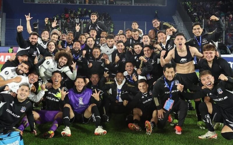 Colo-Colo celebrando la clasifiación a octavos de final de la Copa Libertadores.