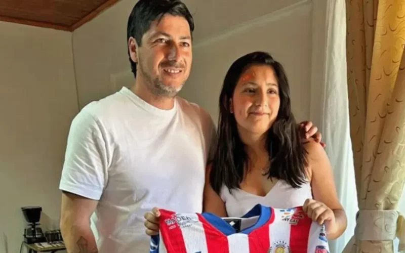 Jaime Valdés posando con la camiseta de Deportes Linares.