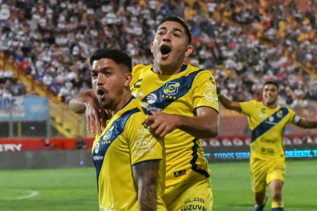 Braian Martínez celebrando un Gol Everton de Viña del Mar