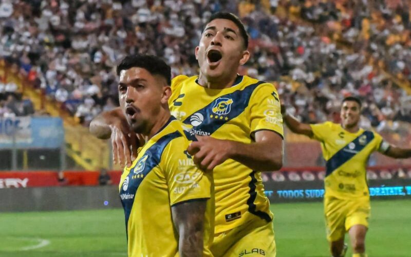 Braian Martínez celebrando un Gol Everton de Viña del Mar