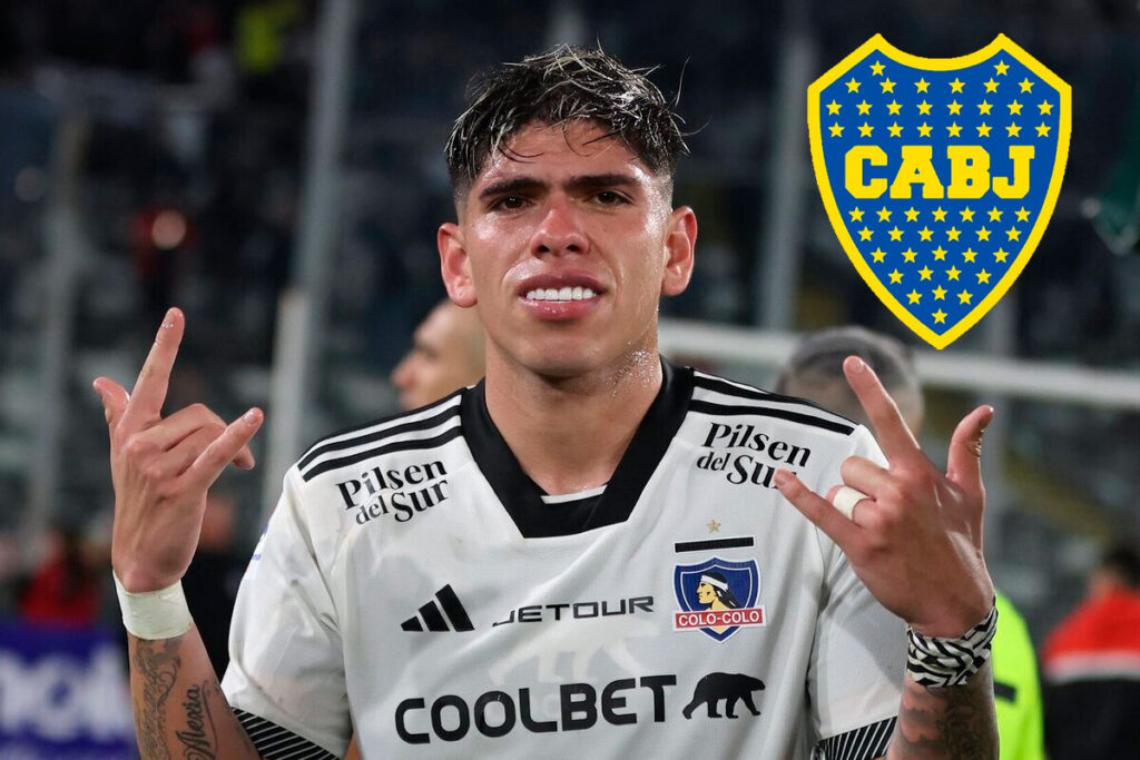 Primer plano de Carlos Palacios junto al escudo de Boca Juniors.