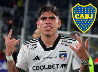 Primer plano de Carlos Palacios junto al escudo de Boca Juniors.