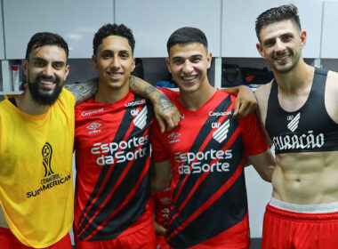 Jugadores de Athletico Paranaense abrazados.