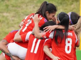 Jugadoras de La Roja femenina abrazadas celebrando un gol.