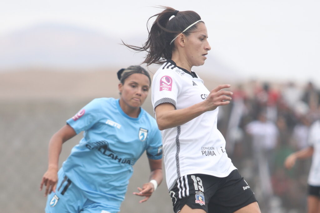 Jugadora de Colo-Colo y Deportes Iquique en un duelo por la fecha 13 del Campeonato Femenino SQM.