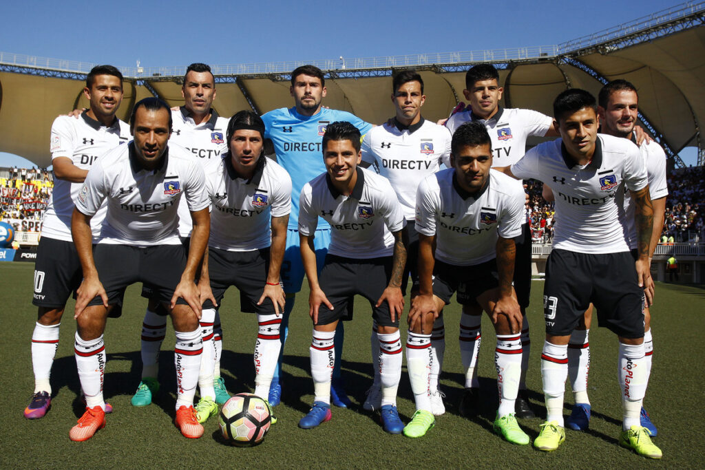 Jugadores de Colo-Colo posando para una foto.