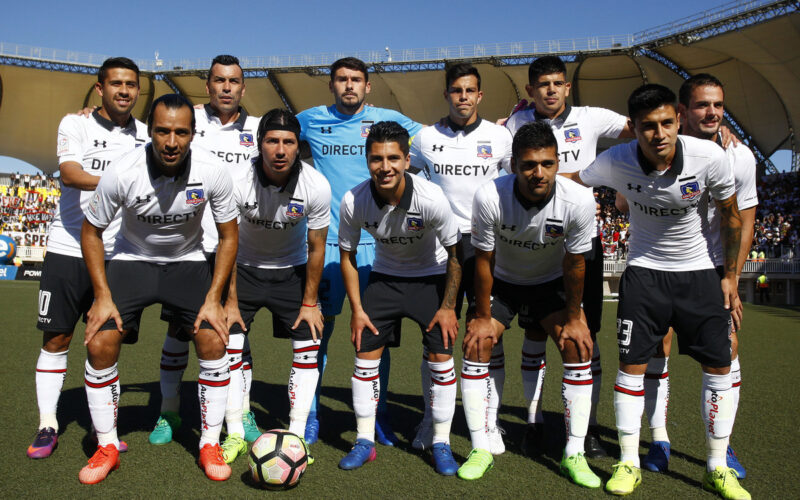 Jugadores de Colo-Colo posando para una foto.