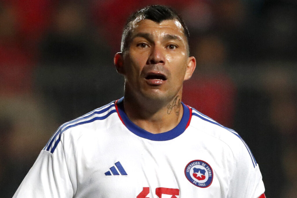 Primer plano de Gary Medel con la camiseta de la Selección Chilena.