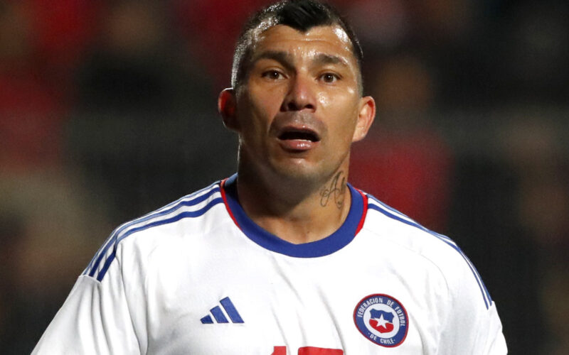 Primer plano de Gary Medel con la camiseta de la Selección Chilena.