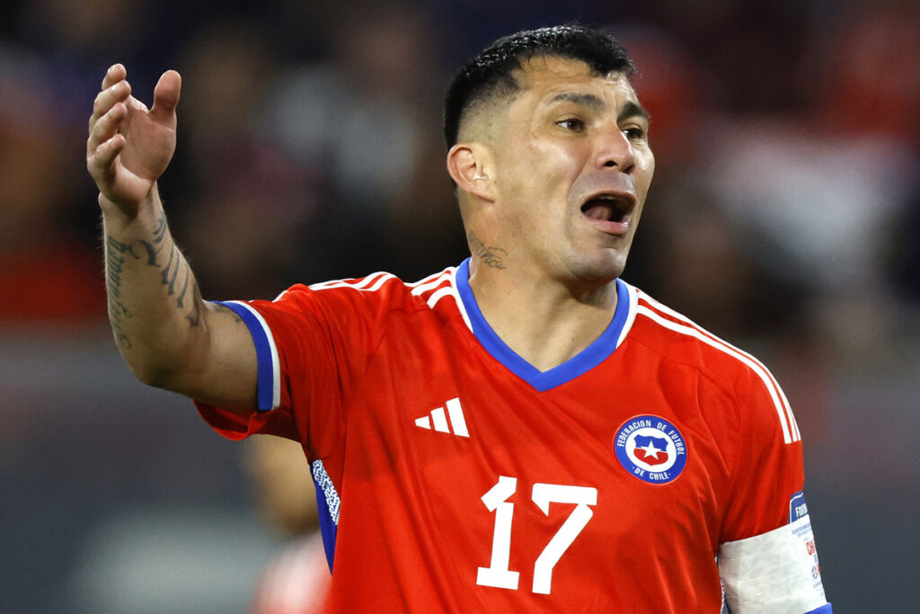 Primer plano de Gary Medel con la camiseta de Colo-Colo.