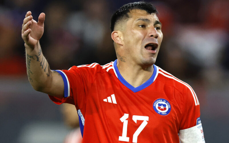 Primer plano de Gary Medel con la camiseta de Colo-Colo.