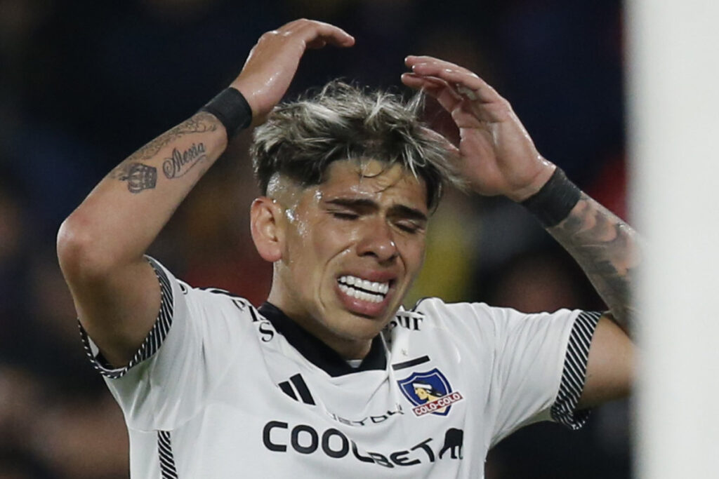 Primer plano de Carlos Palacios con la camiseta de Colo-Colo.