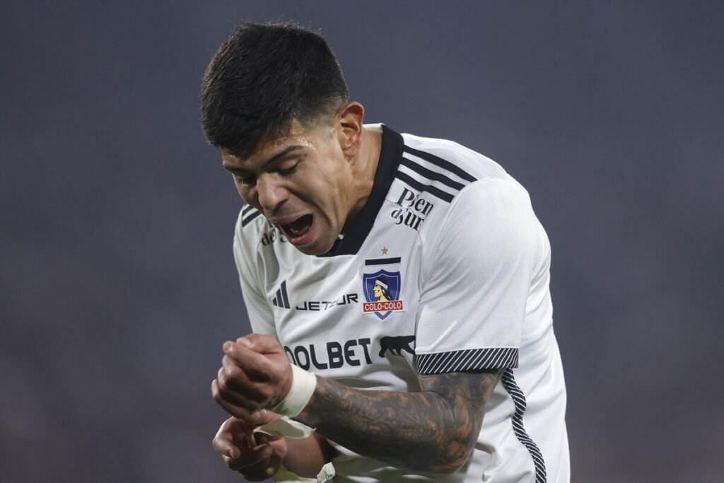 Esteban Pavez con la camiseta de Colo-Colo.