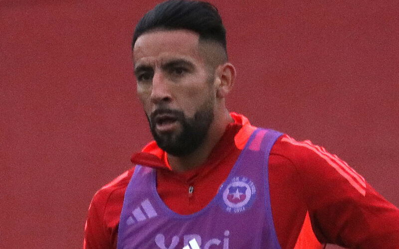 Primer plano de Mauricio Isla con indumentaria de La Roja.