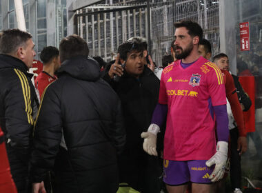 Jugadores y funcionarios de Colo-Colo sobre la cancha del Estadio Monumental tras incidentes en las tribunas.