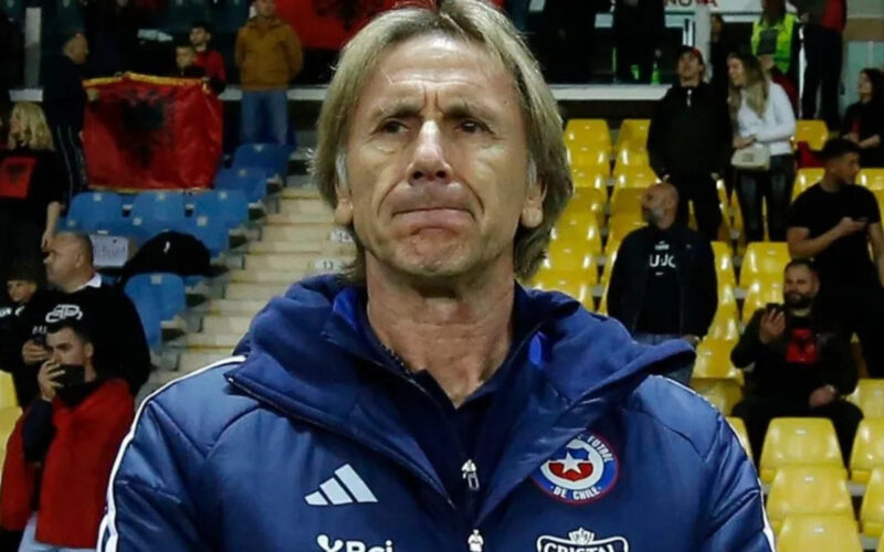 Primer plano de Ricardo Gareca con indumentaria de La Roja.