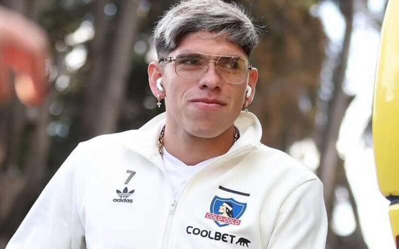 Primer plano de Carlos Palacios con indumentaria de Colo-Colo.