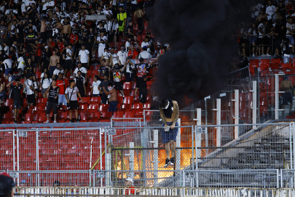 Futbol, Huachipato vs Colo Colo.
Supercopa 2024.
Hinchas de Colo Colo producen incidentes durante el partido contra Huachipato por la Supercopa realizado en el estadio Nacional.
Santiago, Chile.
11/02/2024
Marcelo Hernandez/Photosport

Football, Huachipato vs Colo Colo.
Supercopa 2024
Colo Colo’s fans incidents occur during the game against Huachipato for the Supercopa match at the Nacional stadium in Santiago, Chile.
02/11/2024
Marcelo Hernandez/Photosport