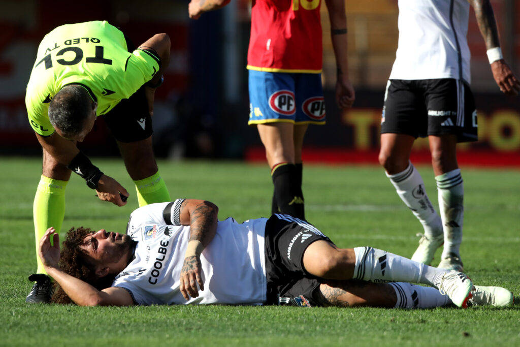 El jugador de Colo-Colo, Maximiliano Falcón tras recibir una falta.