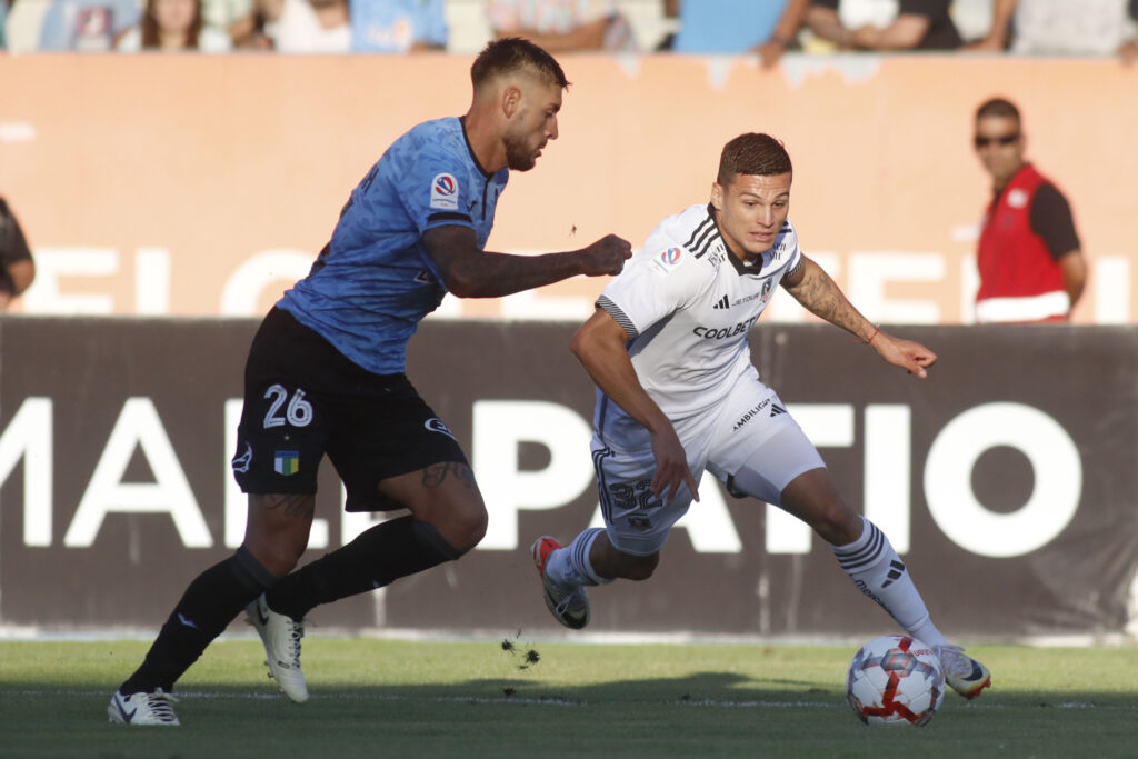 Jugadores de Colo-Colo y Ohiggins disputando un balón