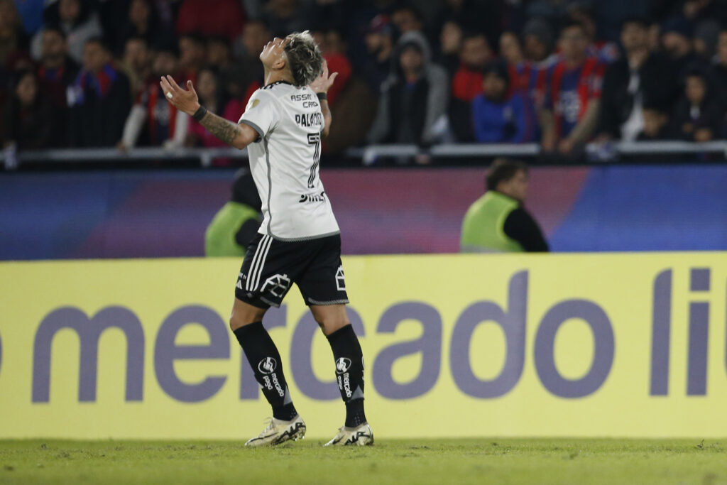 Carlos Palacios celebrando un gol por Colo-Colo en Copa Libertadores