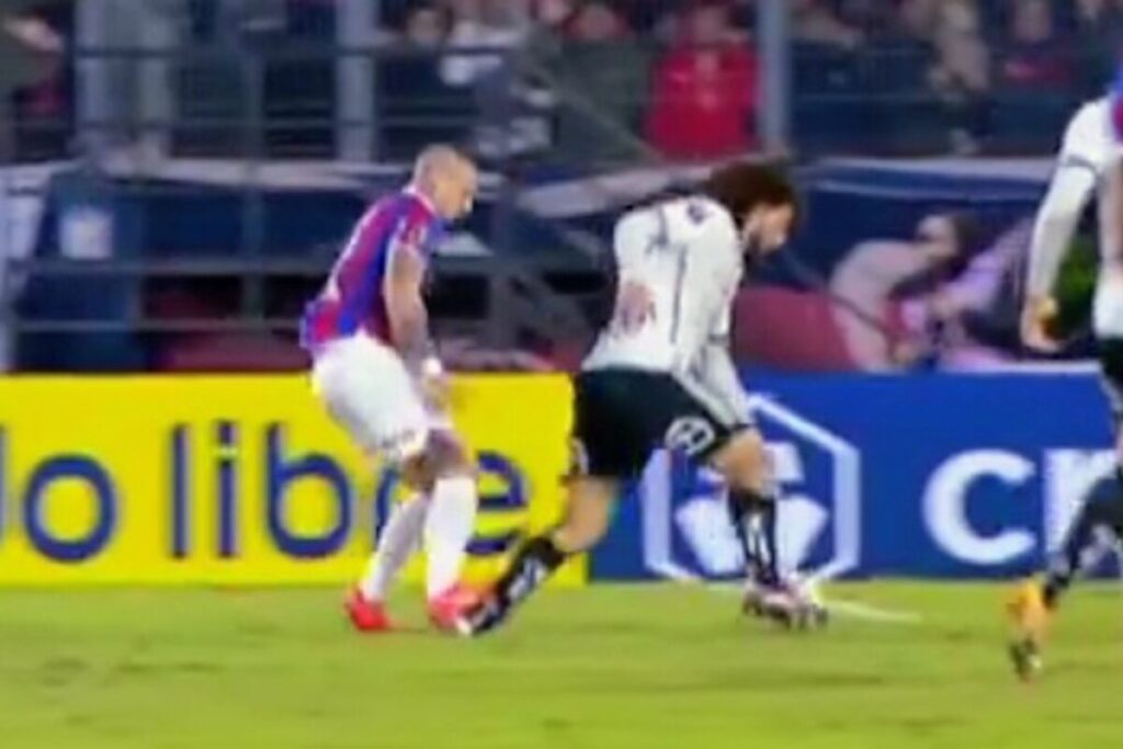 Patada de Alan Benítez sobre Maximiliano Falcón en el partido de Cerro Porteño vs Colo-Colo.