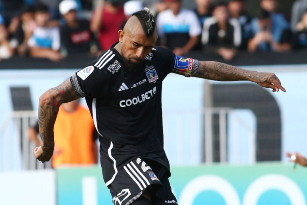 Arturo Videal pateando un penal en el duelo de Colo-Colo vs Iquique