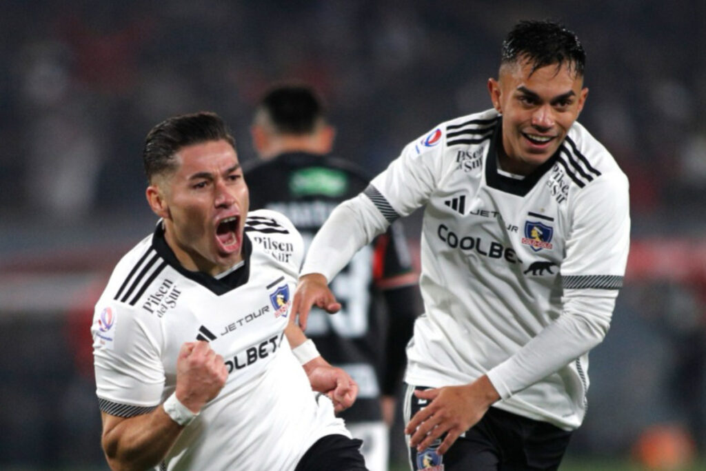 Óscar Opazo y Vicente Pizarro celebrando un gol con Colo-Colo.