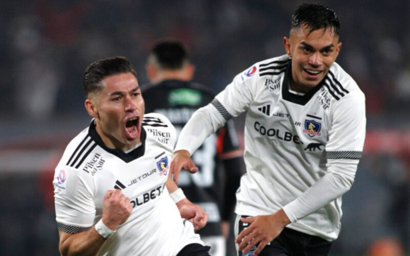 Óscar Opazo y Vicente Pizarro celebrando un gol con Colo-Colo.