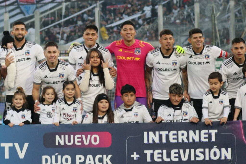 Jugadores de Colo-Colo acompañados por sus hijos en la Fecha 15