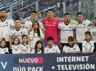 Jugadores de Colo-Colo acompañados por sus hijos en la Fecha 15