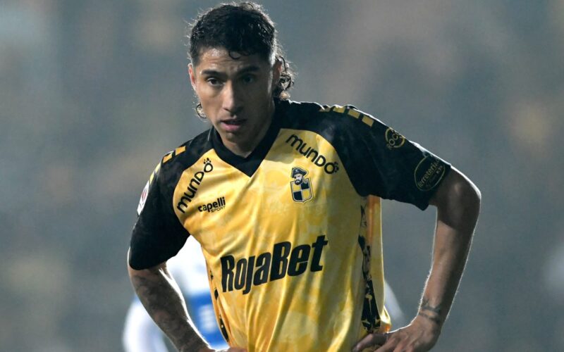 Luciano Cabral con camiseta de Coquimbo Unido.