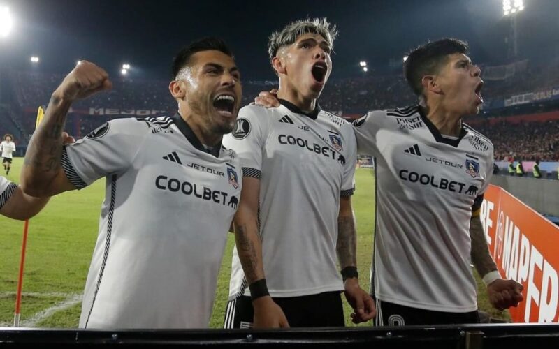Marcos Bolados, Carlos Palacios y Esteban Pavez celebrando un gol contra Cerro Porteño