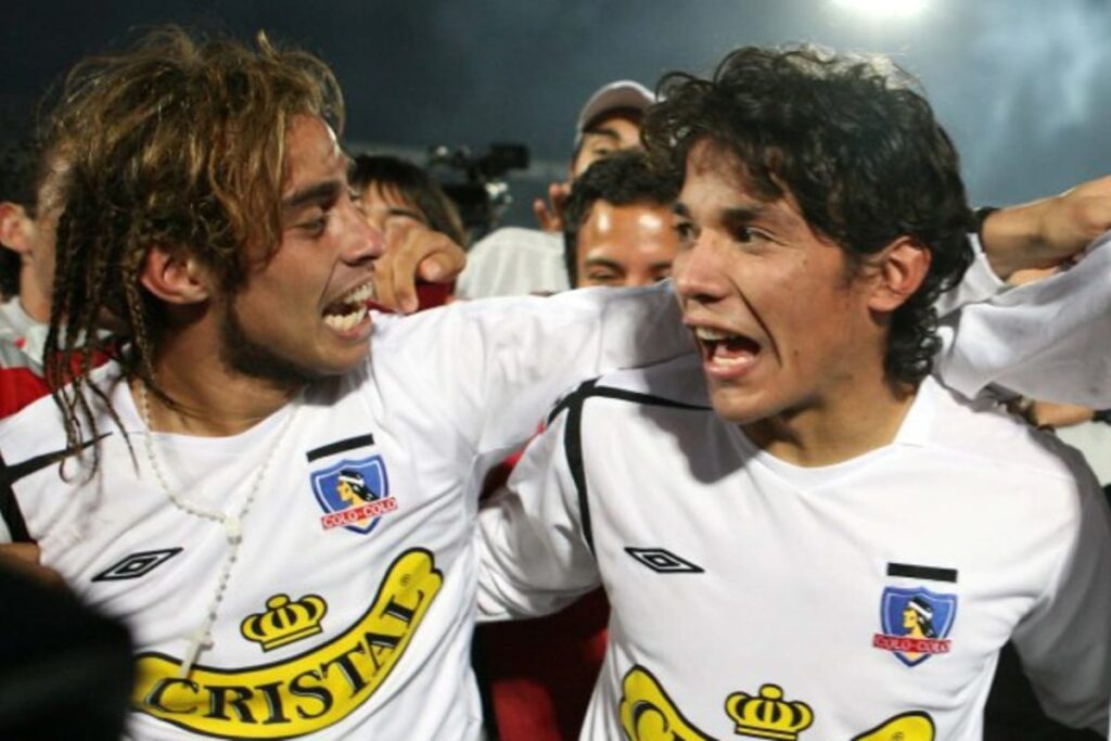 Jorge Valdivia y Matías Fernández celebrando el título de Apertura 2006 con la camiseta de Colo-Colo.