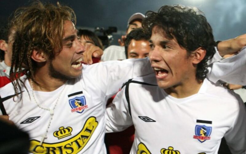 Jorge Valdivia y Matías Fernández celebrando el título de Apertura 2006 con la camiseta de Colo-Colo.