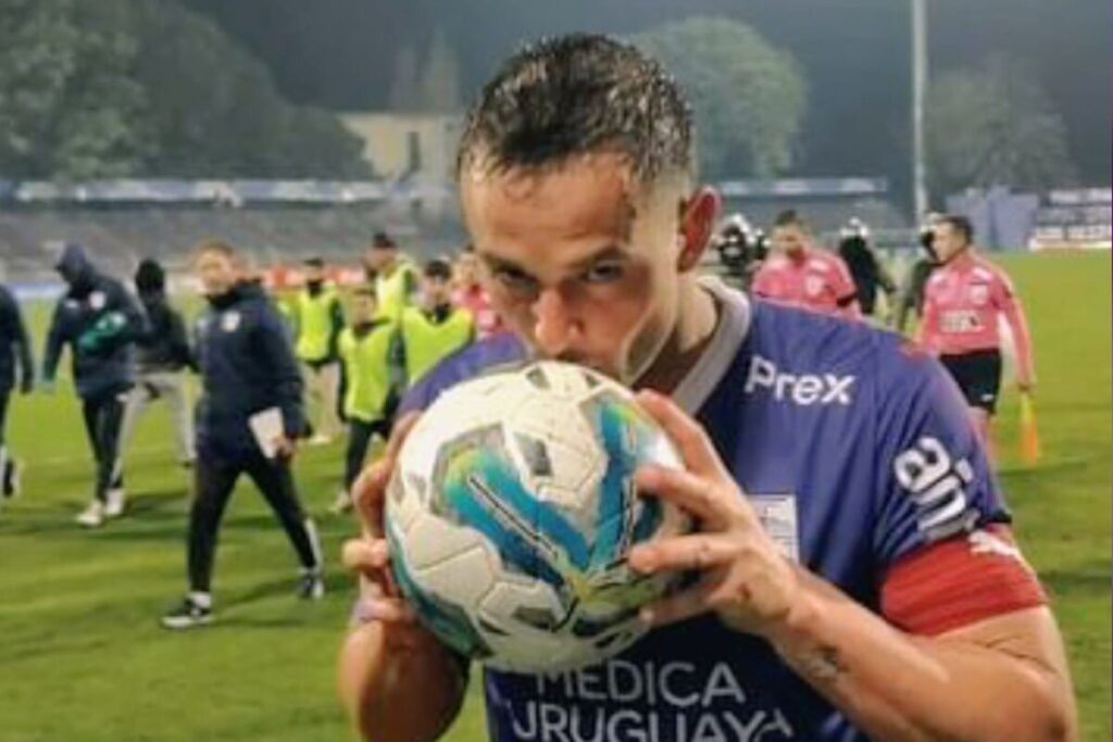 Octavio Rivero besando un balón con Defensor Sporting