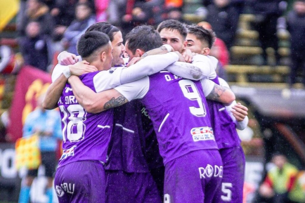 Octavio Rivero celebrando un gol con el plantel de Defensor Sporting.